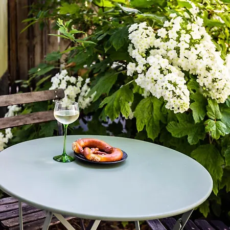 Les Jardiniers Apartment *